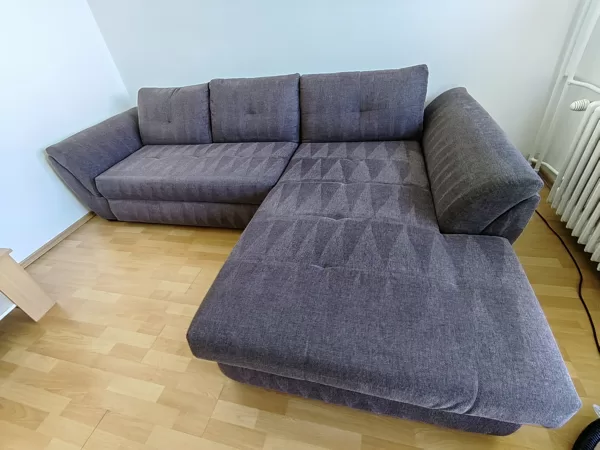 gauč vytepovaný do detailov